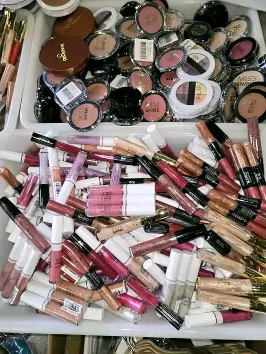 Buy Authentic Makeup & Cosmetic Pallet