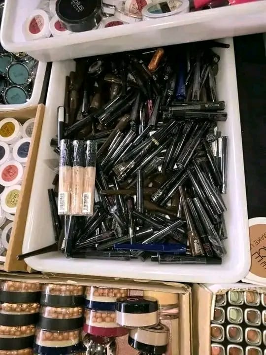 Buy Authentic Makeup & Cosmetic Pallet